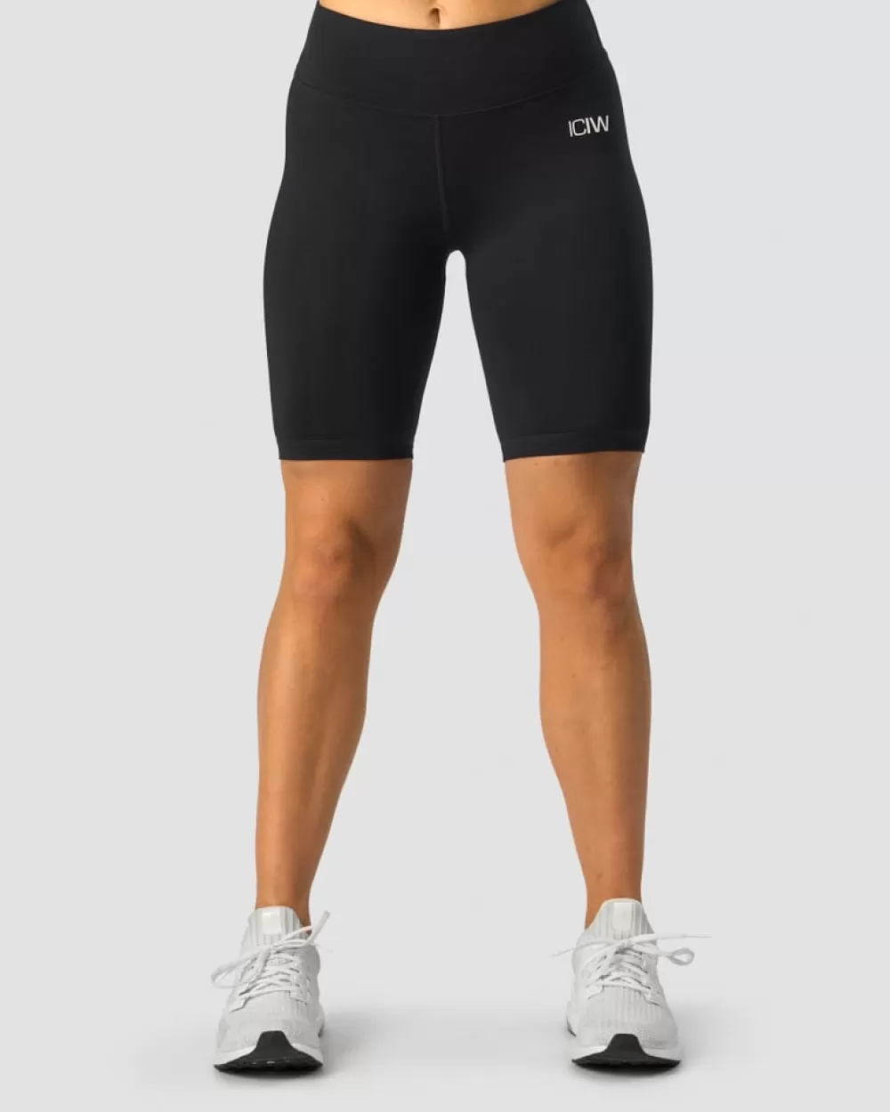 Women ICIW Classic V-shape Biker Shorts Black Wmn