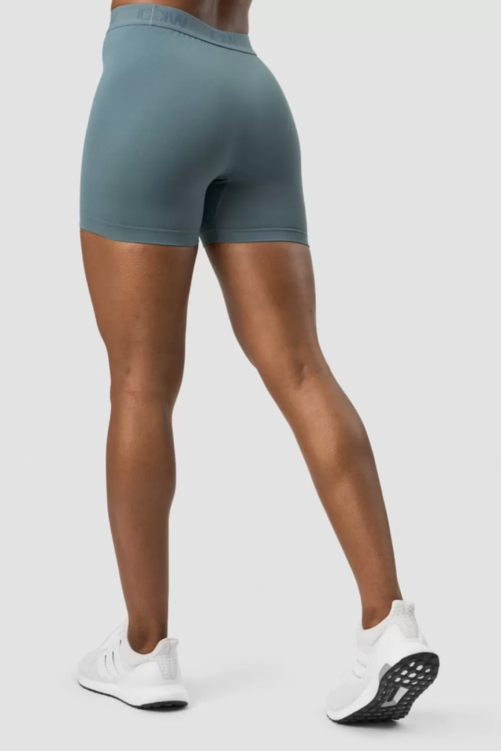 Women ICIW Define Seamless Logo Shorts Jungle Green