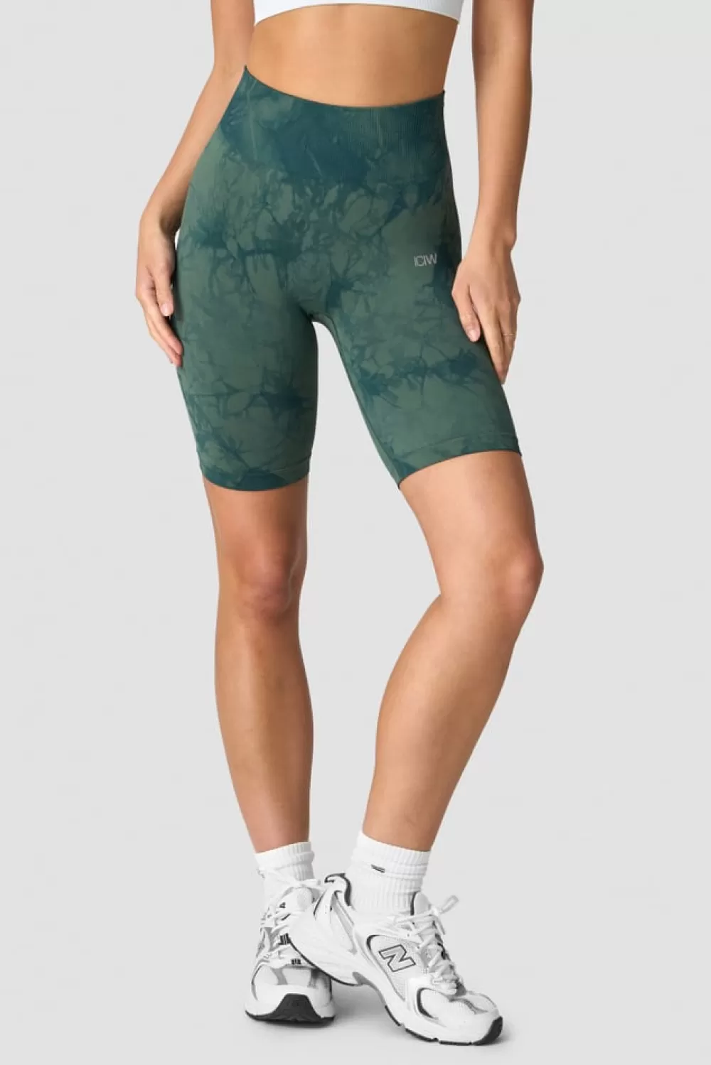 Women ICIW Define Seamless Tie Dye Biker Shorts Dark Green