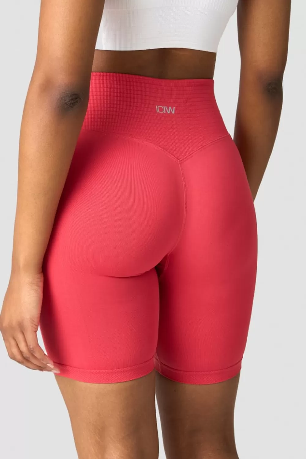 Women ICIW Define Seamless V-shape Biker Shorts Raspberry