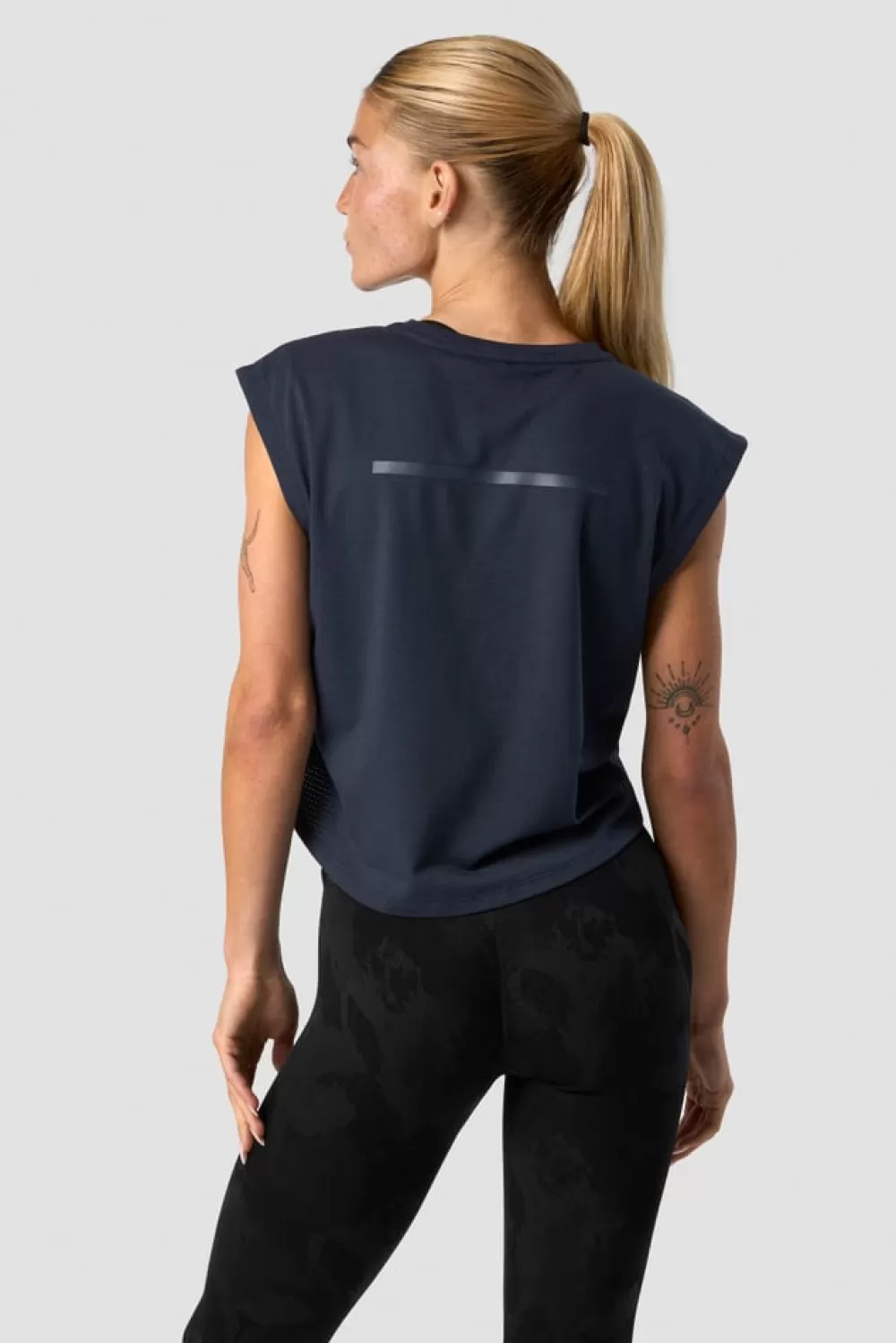 Women ICIW Stride Cropped Tank Wmn Navy