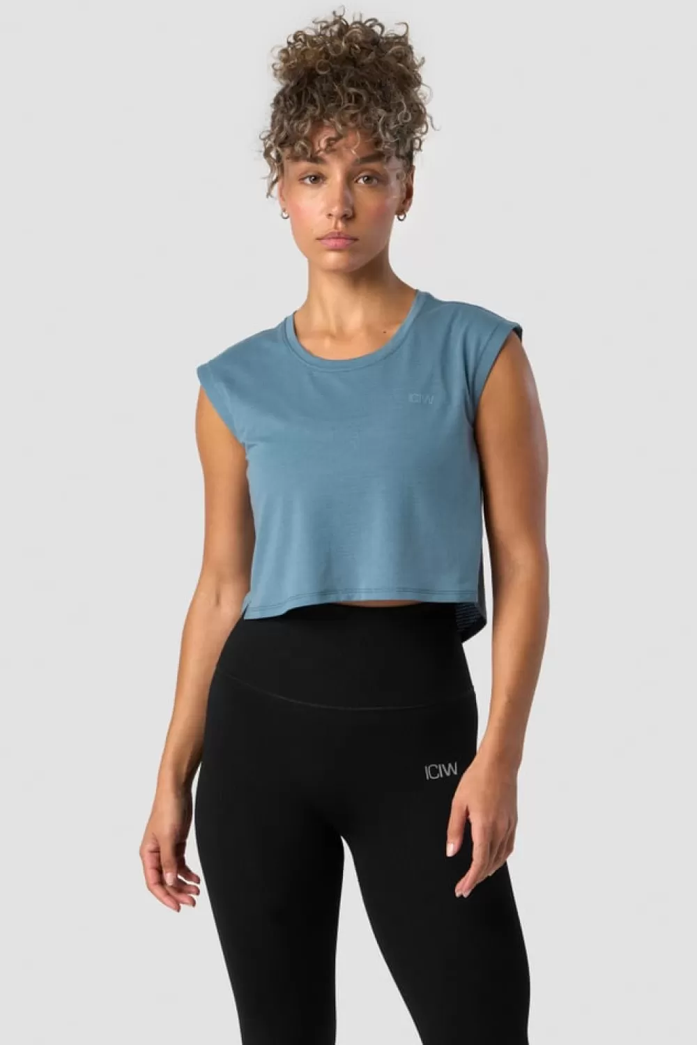 Women ICIW Stride Cropped Tank Wmn Steel Blue