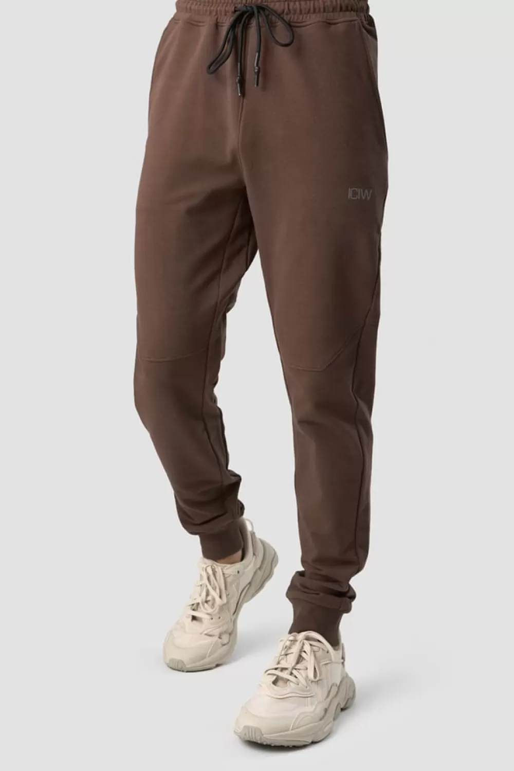 ICIW Stride Sweat Pants Men Dark Brown